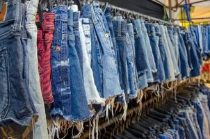 jean shorts hangen foto