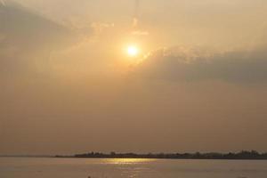 zonsondergang over een meer in Thailand foto