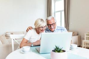 gelukkig senior paar met laptop hebben video telefoongesprek. pensioen senior paar levensstijl oud leeftijd, communiceren Verbinden technologie mensen, quarantaine concept. foto