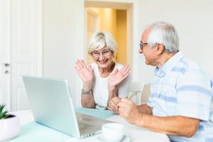 gelukkig senior paar met laptop hebben video telefoongesprek. pensioen senior paar levensstijl oud leeftijd, communiceren Verbinden technologie mensen, quarantaine concept. foto