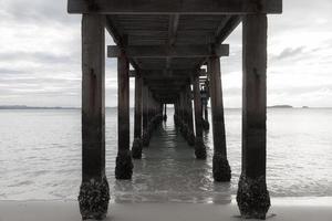 onder de houten pier foto