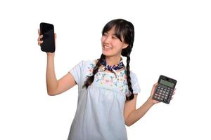 portret van mooi jong Aziatisch vrouw in denim jurk Holding rekenmachine en smartphone Aan wit achtergrond. bedrijf boodschappen doen online concept. foto