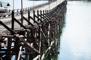 houten brug over de rivier foto