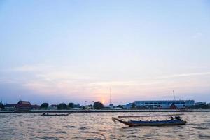 lange staartboten die op de rivier in bangkok varen foto