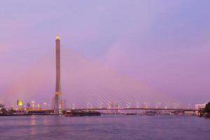 rama viii brug bij zonsondergang foto