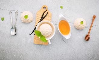 vanille-ijs smaak in kom met vanillestokjes en honing