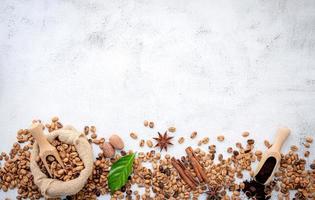 gebrande koffiebonen met bolletjes foto