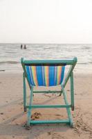 ligstoel op het strand foto
