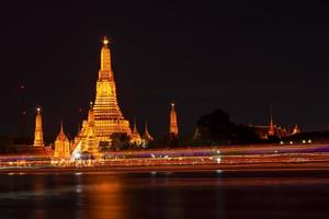 wat arun in Bangkok in de avond foto