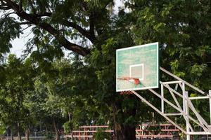 basketbalring in het park foto