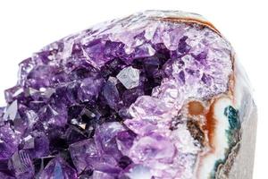 amethist kristal druse macro mineraal Aan wit achtergrond foto