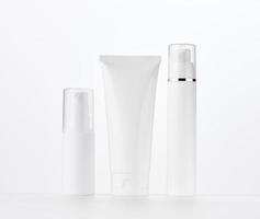 fles, leeg wit plastic buizen voor cosmetica. verpakking voor room, gel, serum, reclame en Product Promotie foto