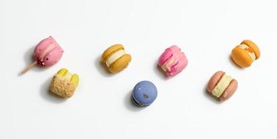 gebakken macarons met verschillend smaken Aan een wit achtergrond, top visie foto