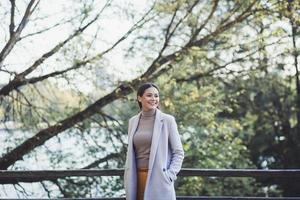 gelukkig vrouw in een jas buitenshuis foto