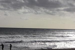 foto van zwart zand strand gedurende de dag