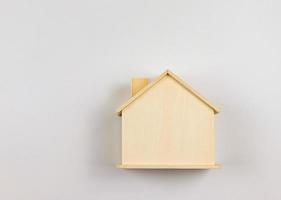 lat leggen van houten model- huis geïsoleerd Aan wit achtergrond. foto