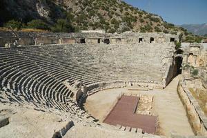 theater van myra oude stad in demre, antalya, turkiye foto