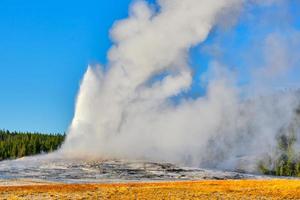 oud trouw ijshoorntje geiser in yellowstone nationaal park foto