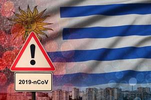 Uruguay vlag en coronavirus 2019-ncov alarm teken. concept van hoog waarschijnlijkheid van roman coronavirus het uitbreken door op reis toeristen foto