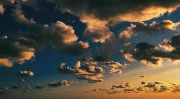 mooi zonsondergangen van de vurig rood lucht, met de levendig kleuren van de zomer van 2022 foto