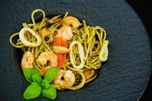 spaghetti frutti di merrie pasta met een zeevruchten mengen een italien specialiteit foto