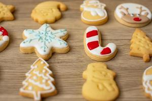 vrolijk Kerstmis met eigengemaakt koekjes Aan hout tafel achtergrond. Kerstmis, partij, vakantie en gelukkig nieuw jaar concept foto