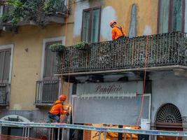 Milaan Italië 2022 arbeiders Bij werk terwijl renoveren een oud gebouw foto