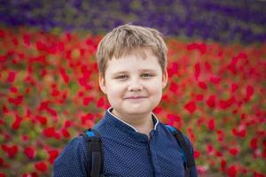 portret van een kind, een jongen tegen de backdrop van stedelijk landschappen van wolkenkrabbers en hoogbouw gebouwen in de Open lucht. kinderen, reizen. levensstijl in de stad. centrum, straten. foto