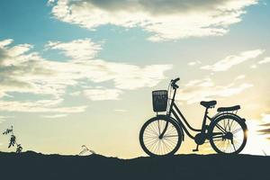 silhouet van een fiets geparkeerd op een berg foto