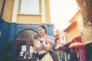 jonge hipster vrouw geniet van het nemen van foto in de stad tijdens het reizen