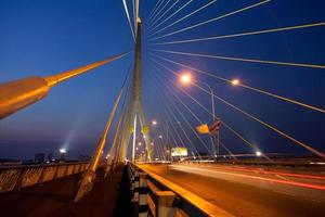 de rama viii-brug in bangkok 's nachts foto