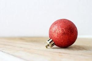 rode kerstbal op hout foto