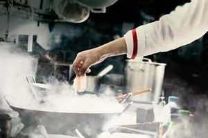 chef-kok koken van voedsel foto