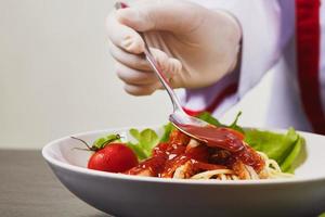 chef-kok die pastagerecht voorbereidt foto