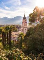 visie over- stadsgezicht met kathedraal heilige nikolaus van merano zuiden Tirol Italië gezien van beroemd wandelen spoor tappeinerweg foto