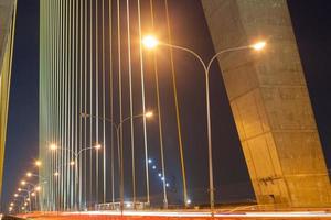 lichten op de rama viii-brug in bangkok foto