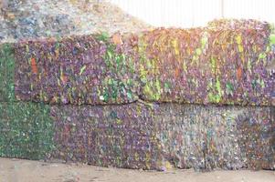 achtergrond stack van plastic flessen klaar voor industrie recycling foto