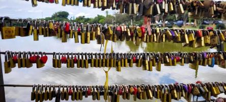 hangsloten zit vast Aan bruggen van liefde, liefde geloften hangslot foto