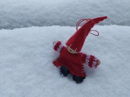 Kerstmis items en speelgoed Aan wit sneeuw foto