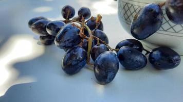 dichtbij omhoog, Purper druiven in kom met stam geïsoleerd Aan wit achtergrond 01 foto
