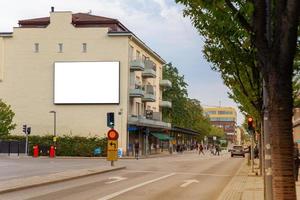 blanco aanplakbord bespotten omhoog Aan stad weg voor tekst bericht of inhoud. foto