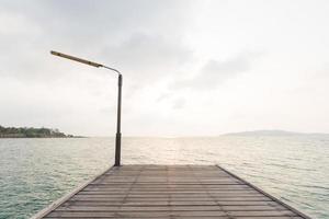 pier aan de zee in thailand foto