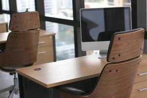 leeg kantoor met houten meubilair foto