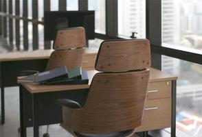 houten meubels in kantoor foto