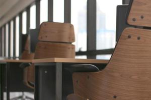 houten stoelen bij bureaus foto
