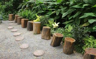 houten stompomheining in tuin foto