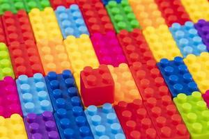 kleurrijk plastic gebouw blok patronen geïsoleerd. speelgoed- voor kinderen foto