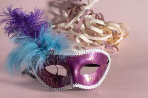 Venetiaanse carnaval masker met veren, en typisch elementen in de achtergrond foto