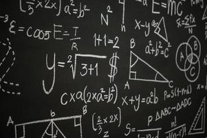 schoolbord gegraveerd met wetenschappelijke formules en berekeningen foto