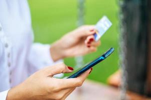 betaling voor goederen met creditcard via smartphone foto